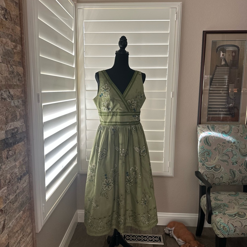 Fun vintage style dress with embroidered flowers and ribbon trim.